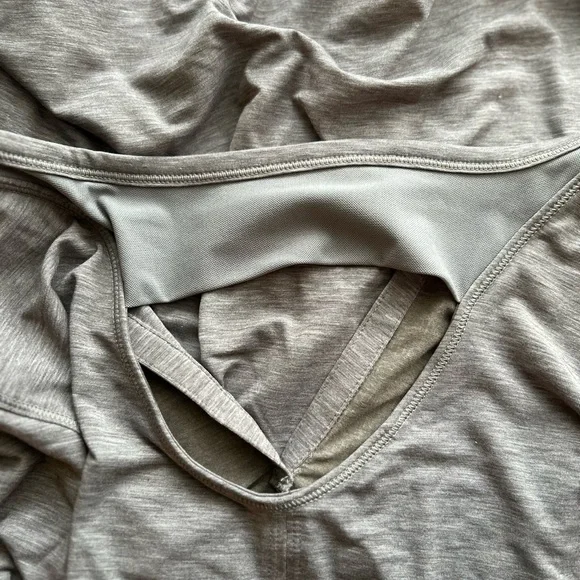 Under Armour Women’s Long-Sleeve Workout Top Split Back Mesh Detail Cut Out Sz M - Picture 5 of 11